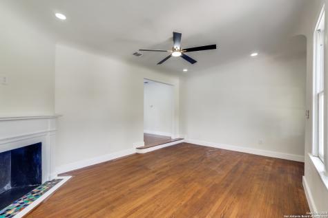 2007 W Mistletoe Avenue San Antonio TX 78201
