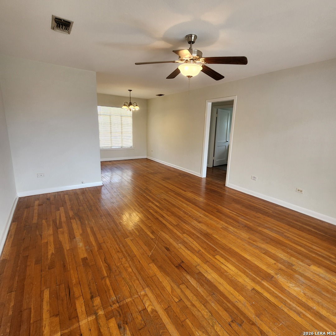 911 W Mistletoe Avenue San Antonio TX 78201
