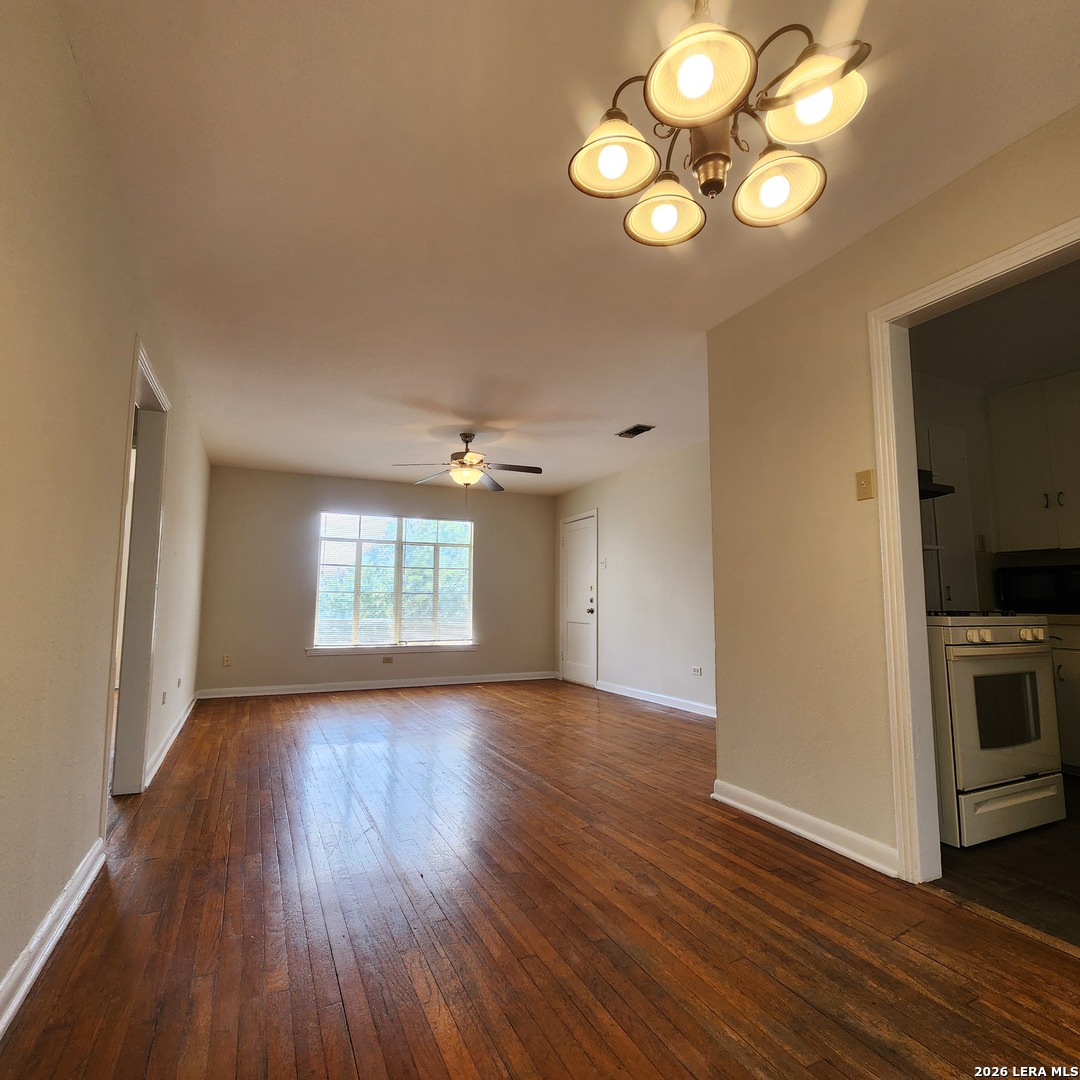 911 W Mistletoe Avenue San Antonio TX 78201