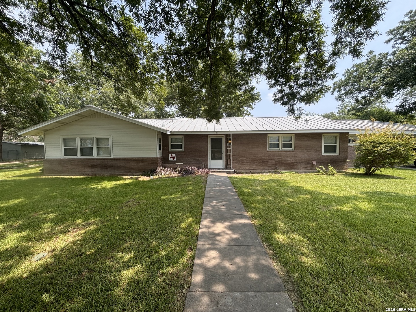 123 W Anglin Uvalde TX 78801