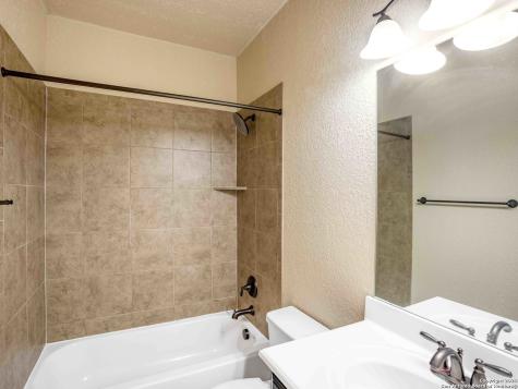 8611 Lantana Springs Converse TX 78109