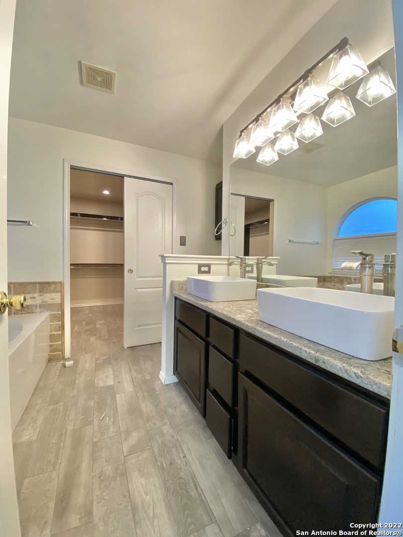 9338 Bartlett Falls San Antonio TX 78250