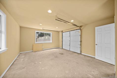 202 Donella Drive Hollywood Park TX 78232