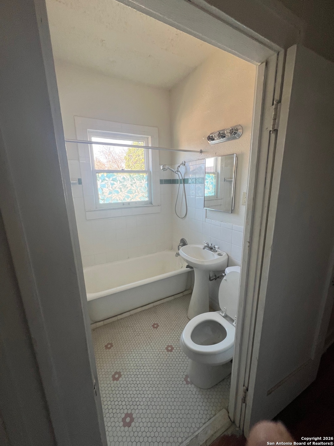 1923 W Kings Highway San Antonio TX 78201