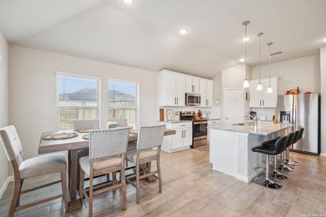 104 Pendleton Cove Floresville TX 78114
