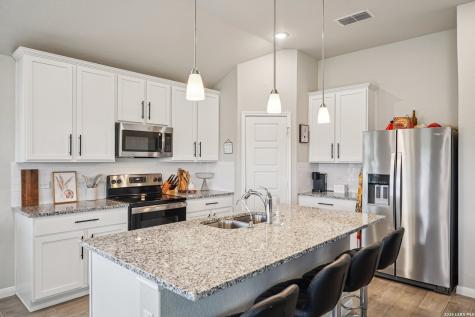 104 Pendleton Cove Floresville TX 78114