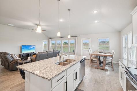 104 Pendleton Cove Floresville TX 78114