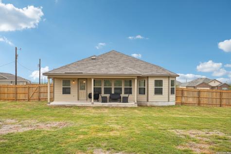 104 Pendleton Cove Floresville TX 78114