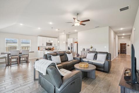 104 Pendleton Cove Floresville TX 78114