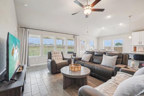 104 Pendleton Cove Floresville TX 78114