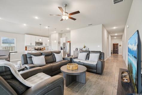 104 Pendleton Cove Floresville TX 78114
