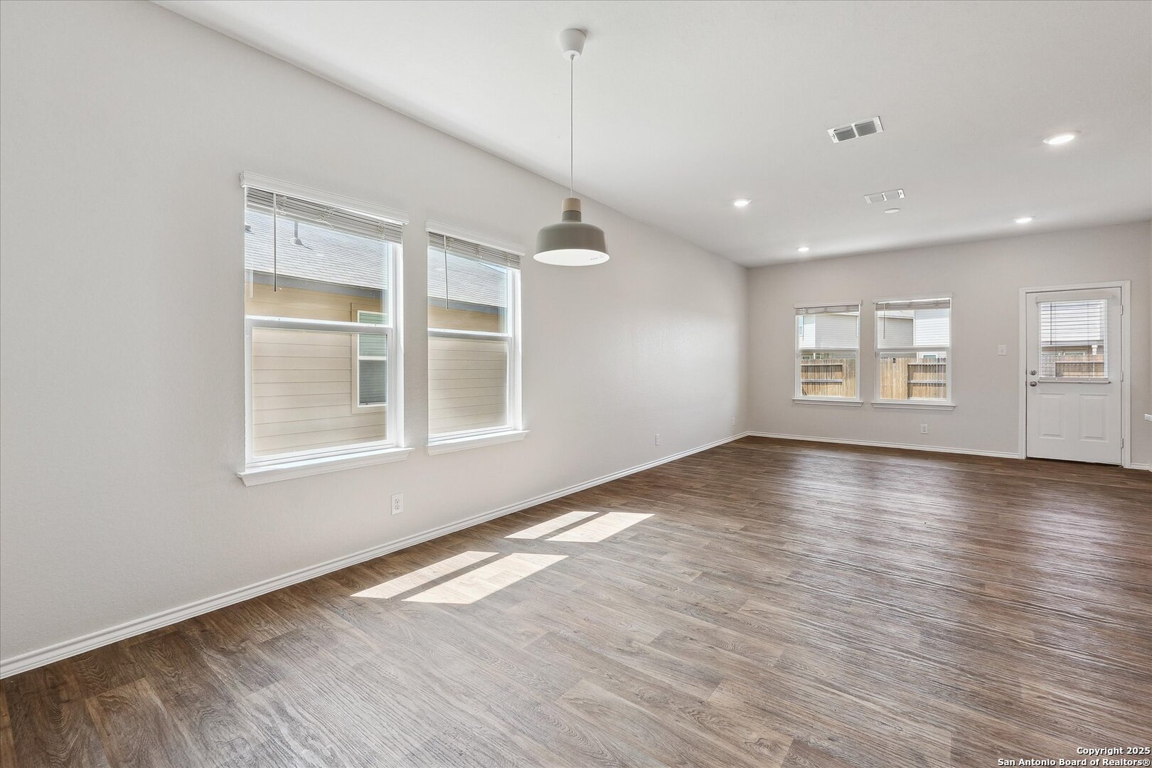 168 Middle Green Loop Floresville TX 78114