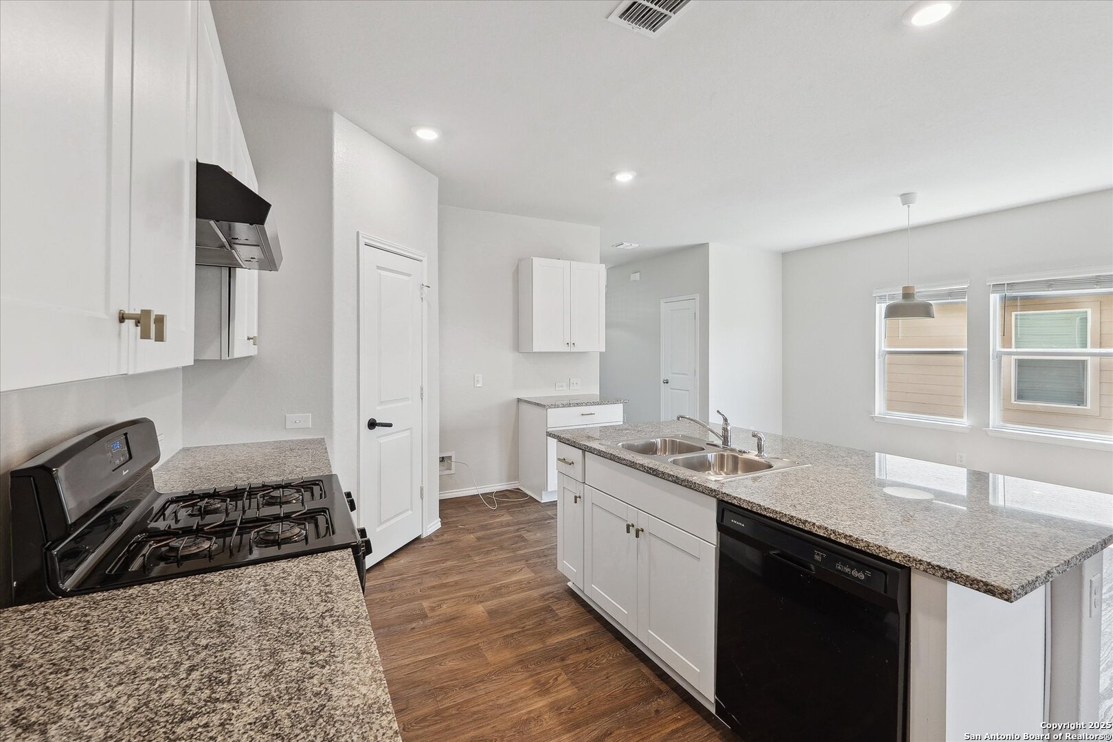 168 Middle Green Loop Floresville TX 78114