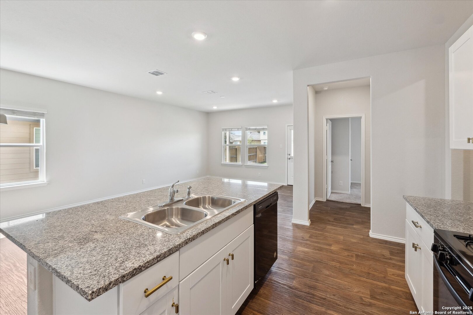 168 Middle Green Loop Floresville TX 78114