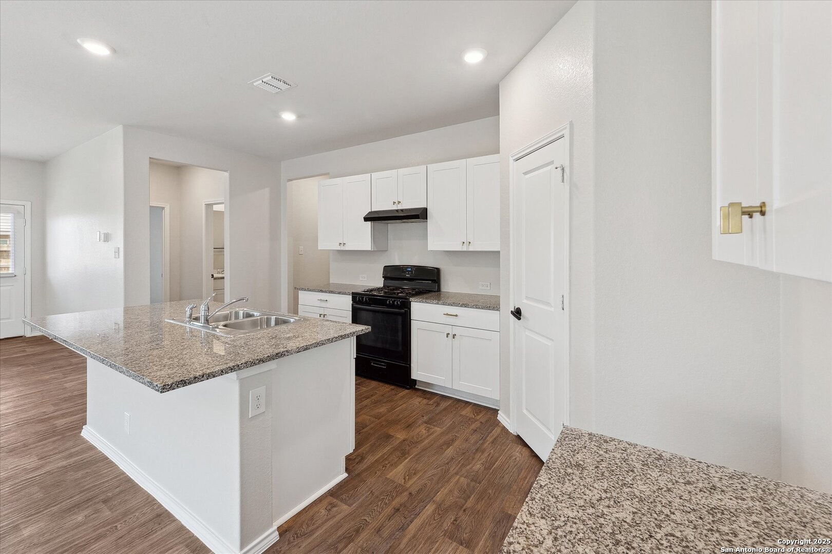 168 Middle Green Loop Floresville TX 78114