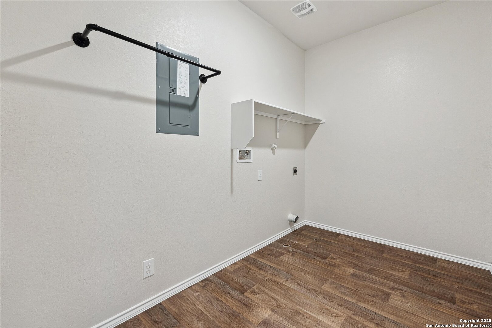 168 Middle Green Loop Floresville TX 78114