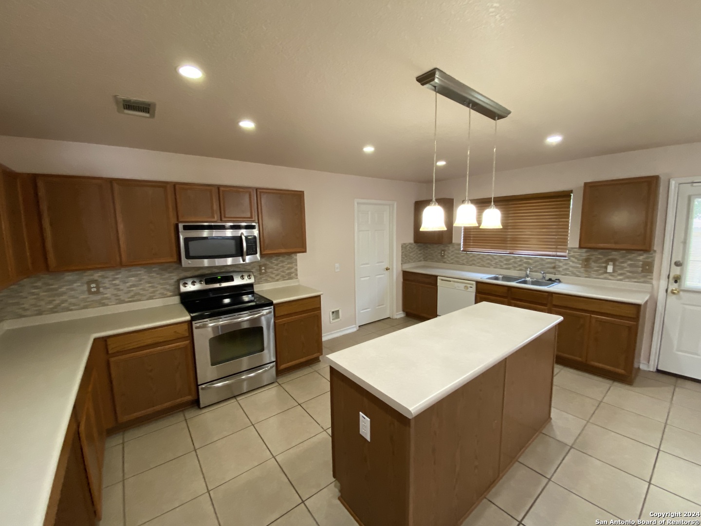9002 Laguna Rio San Antonio TX 78251