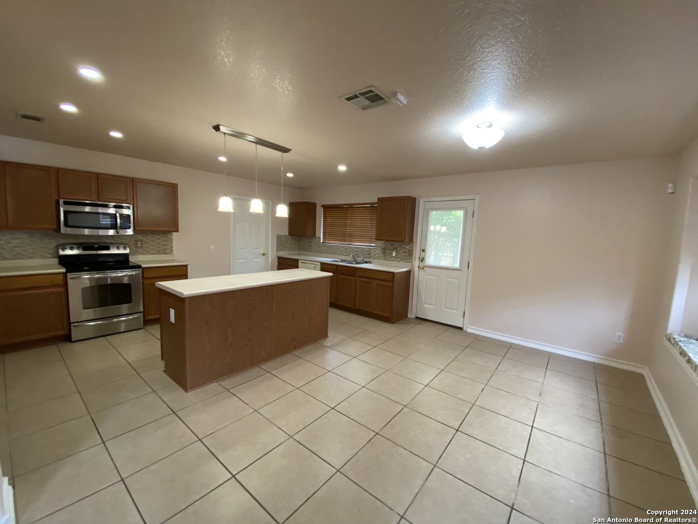 9002 Laguna Rio San Antonio TX 78251