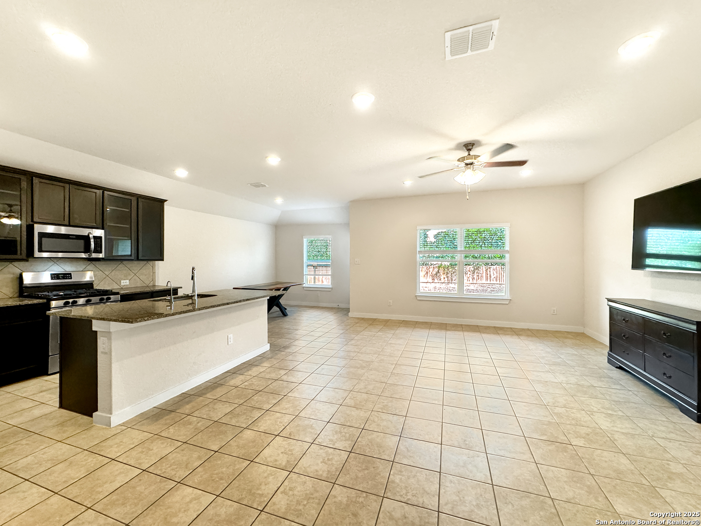 4351 W Vasquez Circle Converse TX 78109
