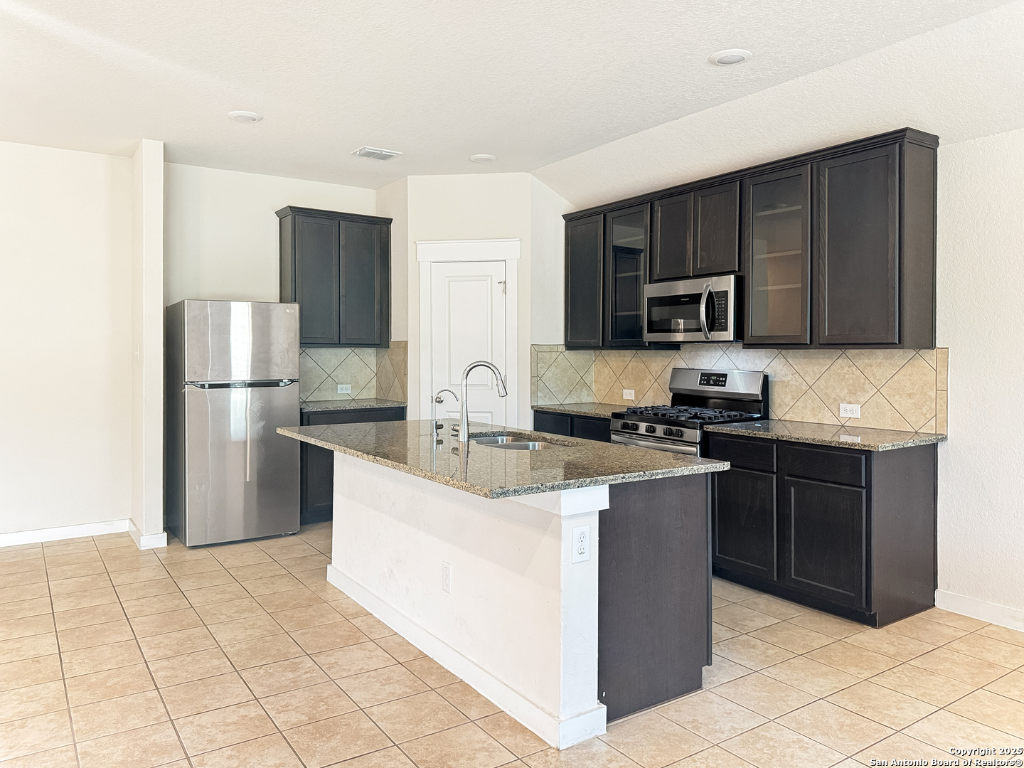 4351 W Vasquez Circle Converse TX 78109