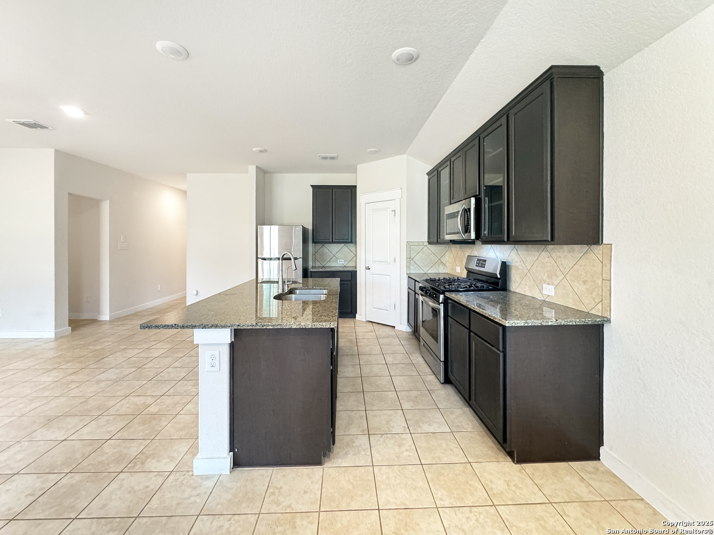 4351 W Vasquez Circle Converse TX 78109