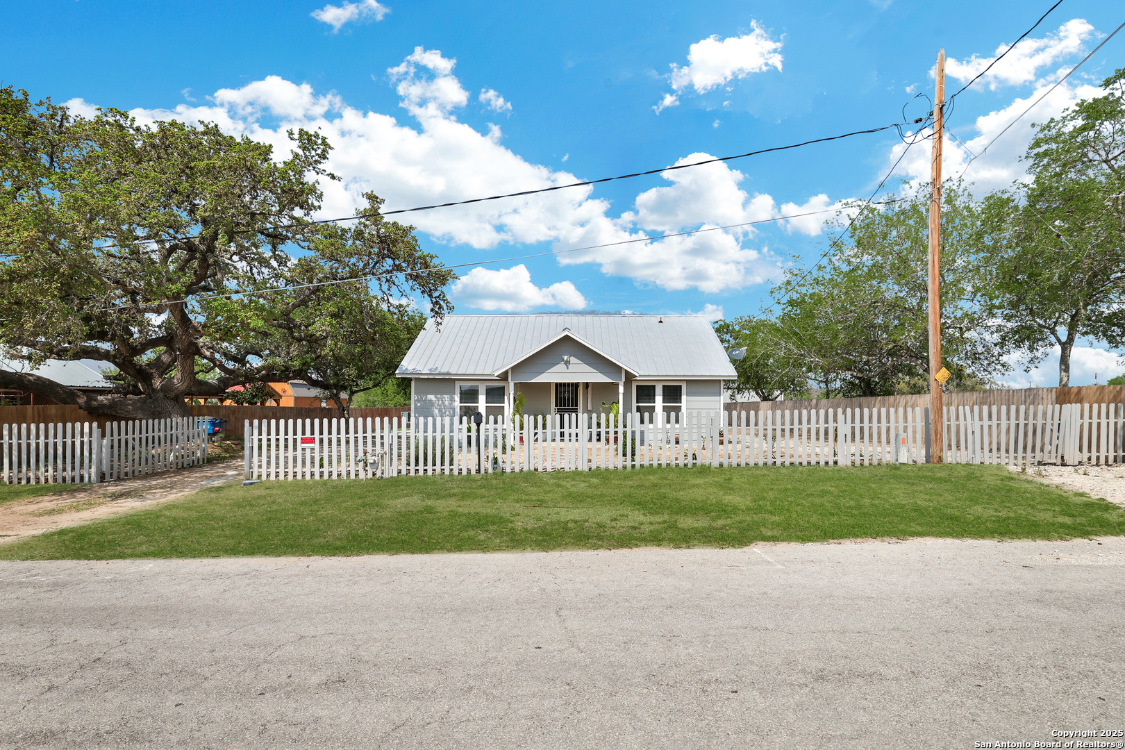 507 Hayden Avenue Devine TX 78016