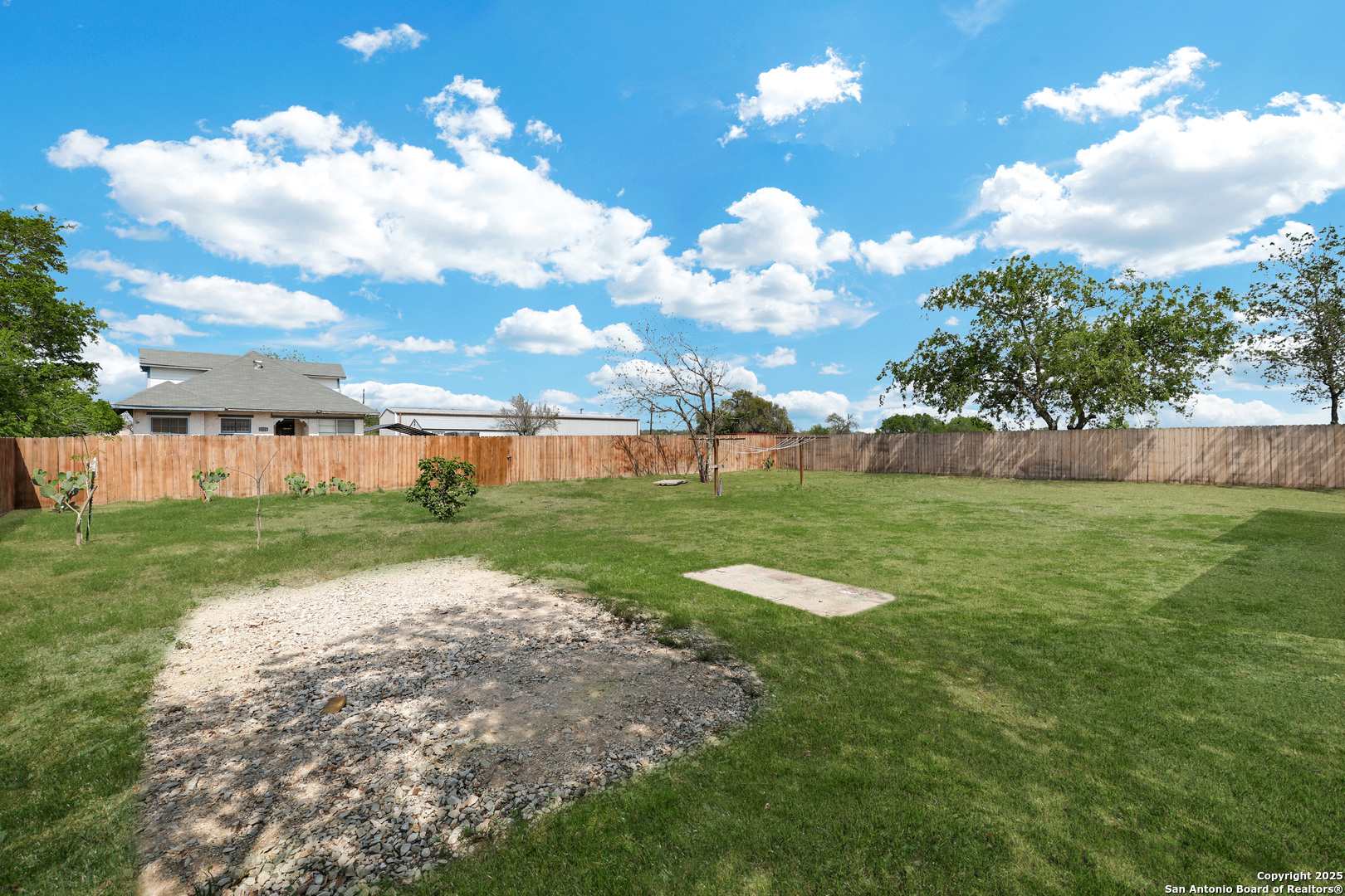 507 Hayden Avenue Devine TX 78016