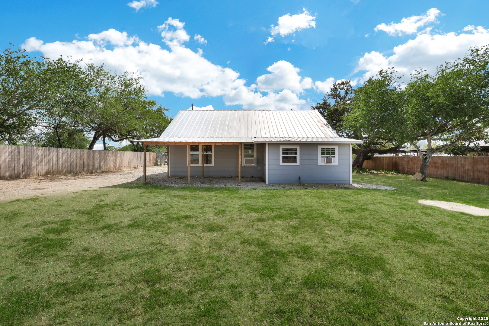 507 Hayden Avenue Devine TX 78016