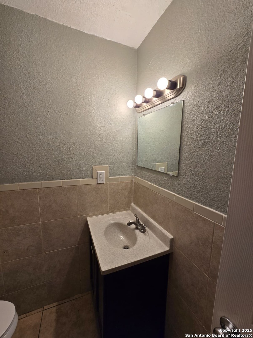 1718 Commercial San Antonio TX 78221