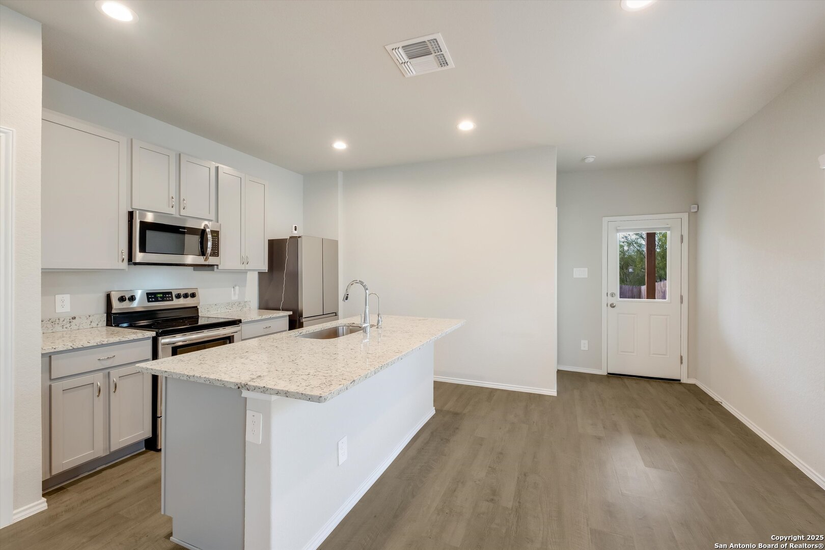 3023 Laguna Cliffs Converse TX 78109
