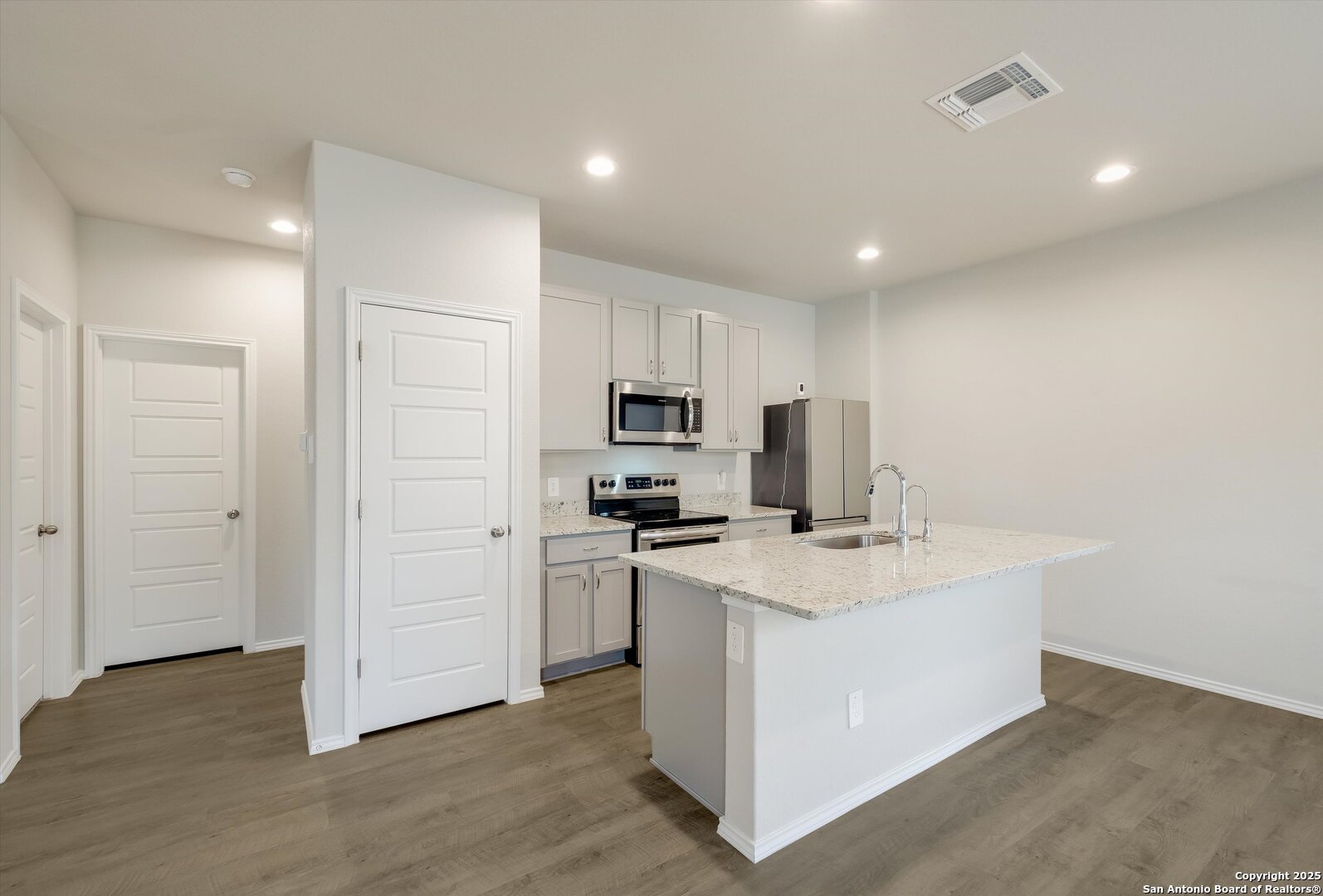 3023 Laguna Cliffs Converse TX 78109