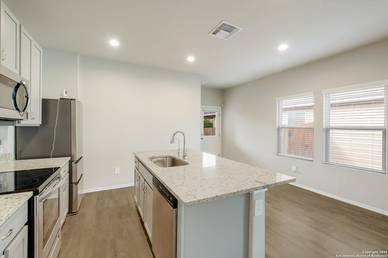 3023 Laguna Cliffs Converse TX 78109
