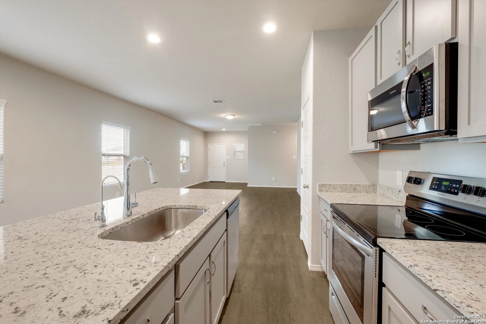 3023 Laguna Cliffs Converse TX 78109