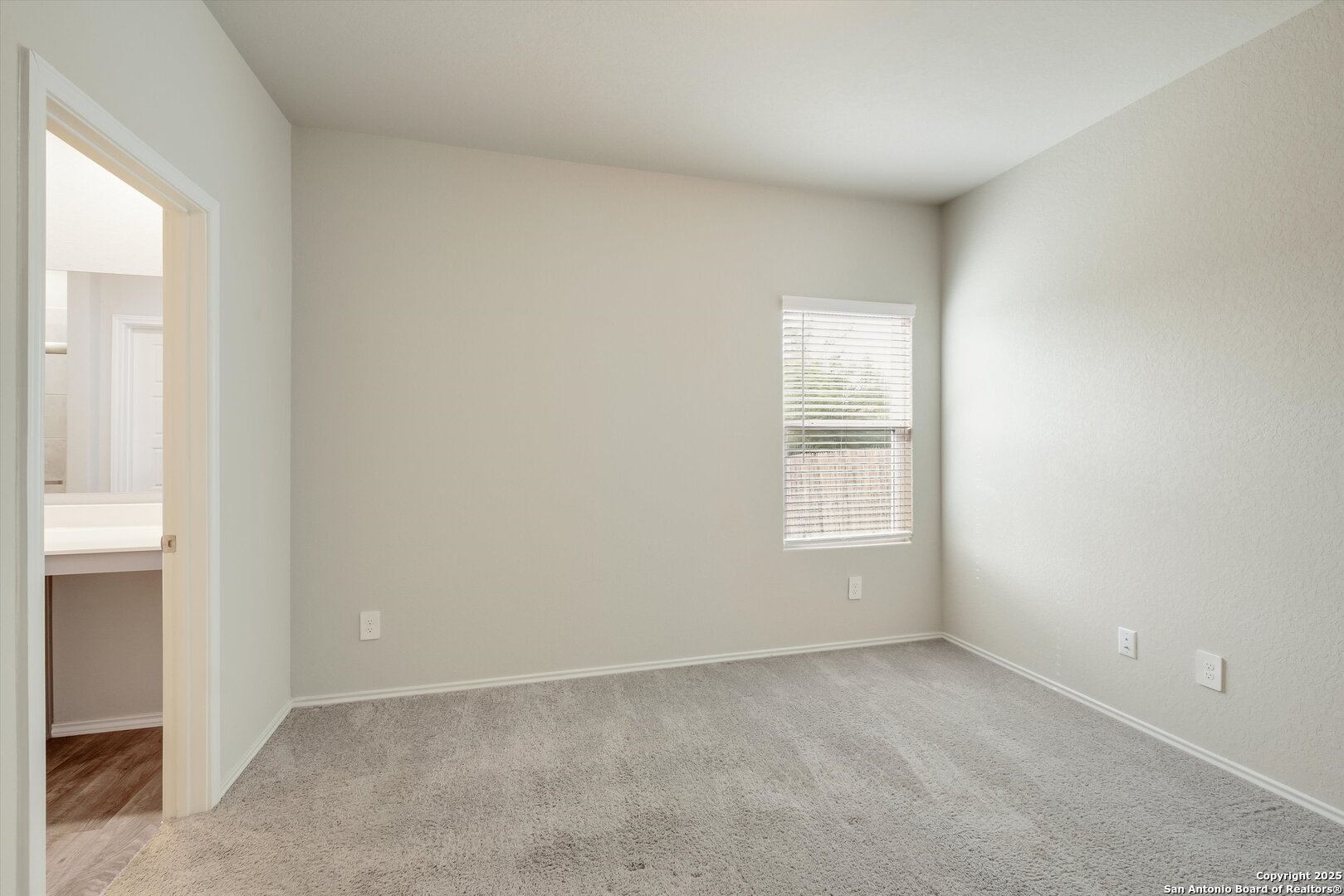 3023 Laguna Cliffs Converse TX 78109