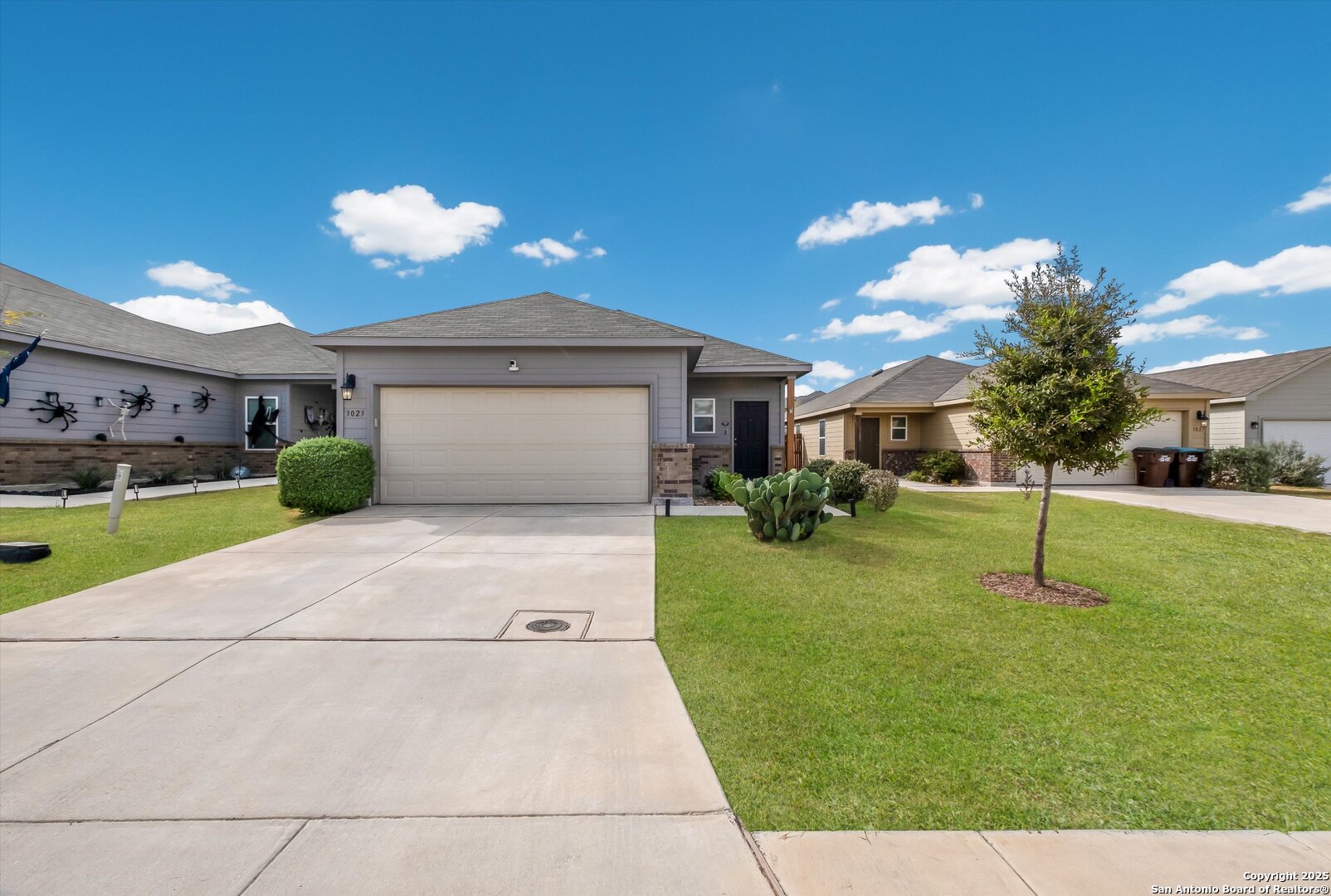 3023 Laguna Cliffs Converse TX 78109