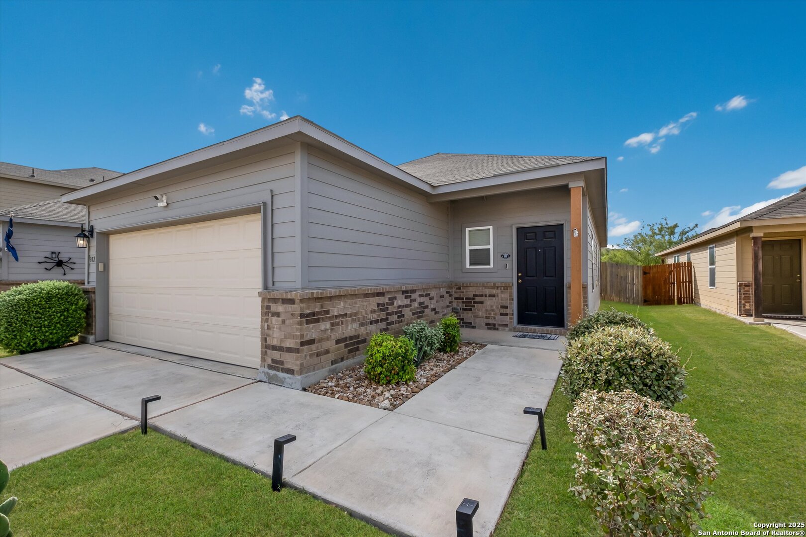 3023 Laguna Cliffs Converse TX 78109