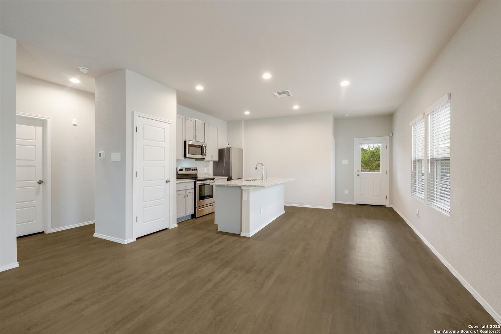 3023 Laguna Cliffs Converse TX 78109