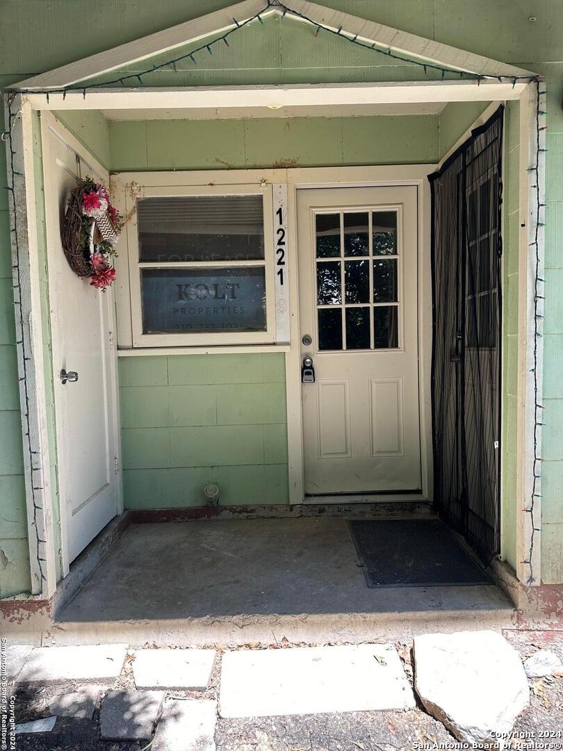 1221 Thorain San Antonio TX 78201