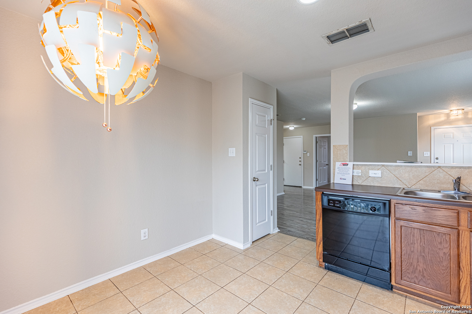 2319 Salmon Creek Converse TX 78109