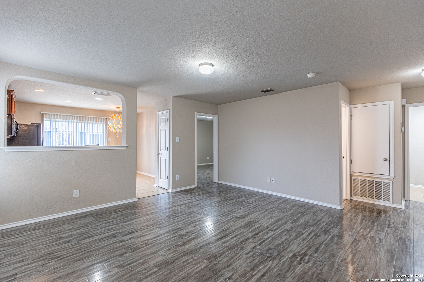 2319 Salmon Creek Converse TX 78109