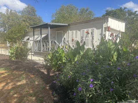 907 Evergreen Jourdanton TX 78026