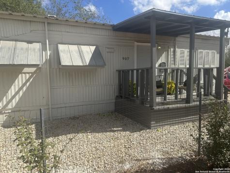 907 Evergreen Jourdanton TX 78026