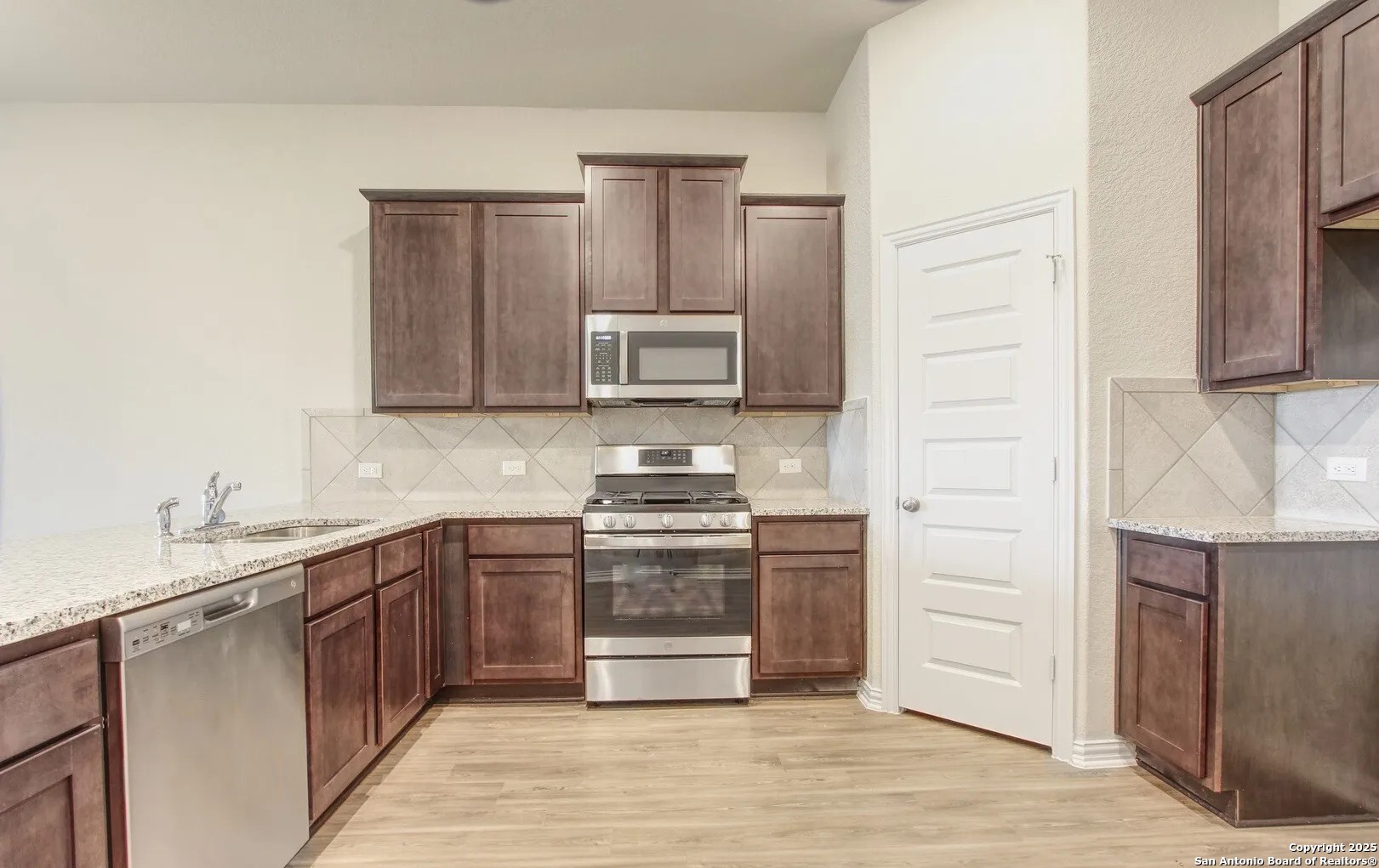 5423 Devils Gate Converse TX 78109