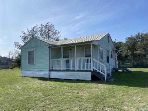321 Duck Street Pleasanton TX 78064