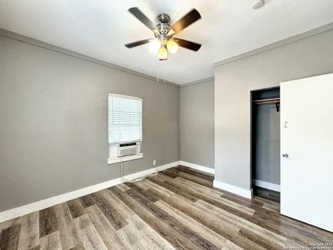 321 N Chupaderas Street San Antonio TX 78207
