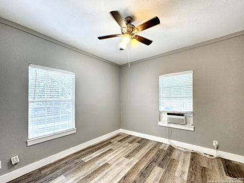 321 N Chupaderas Street San Antonio TX 78207