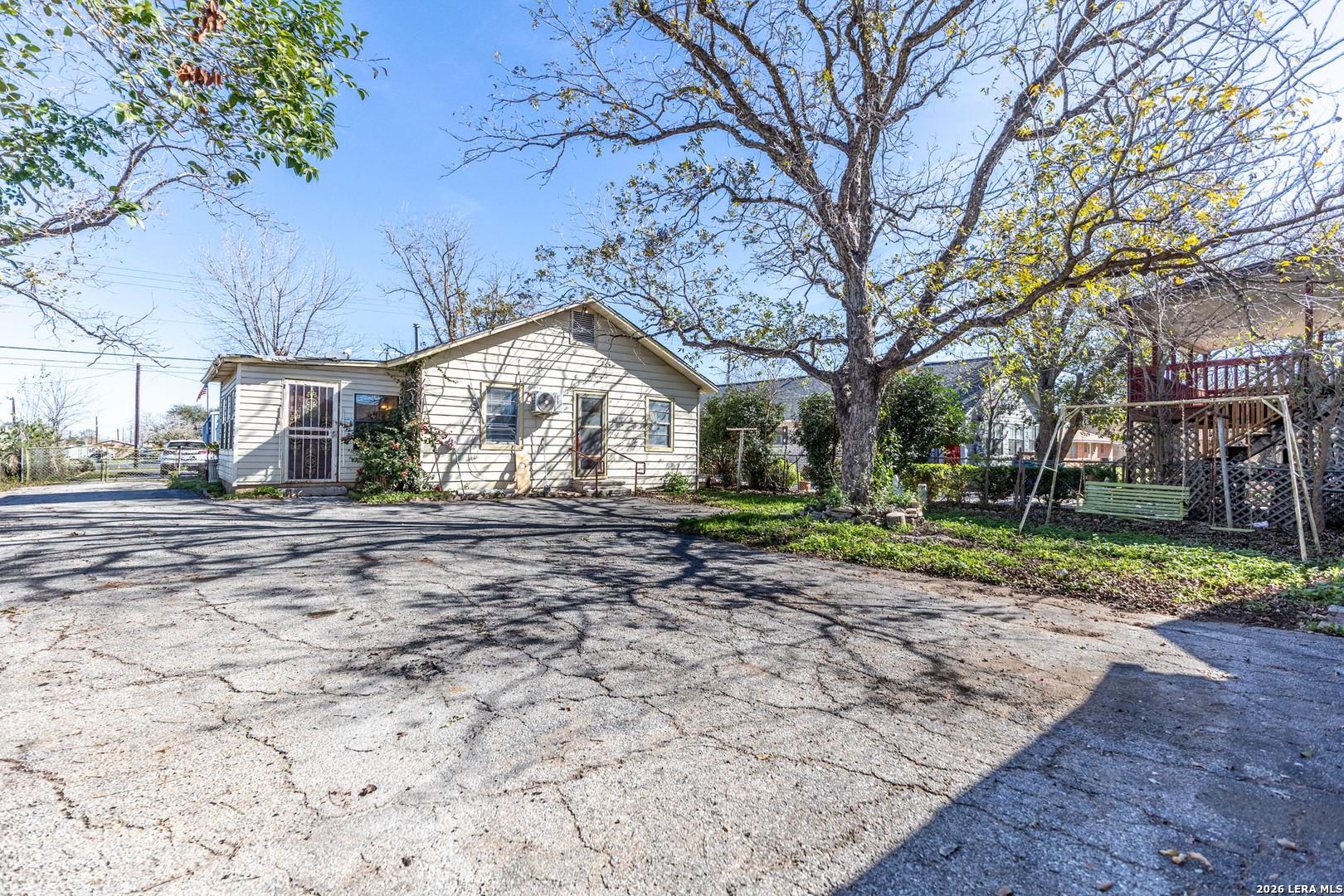 905 4th Floresville TX 78114