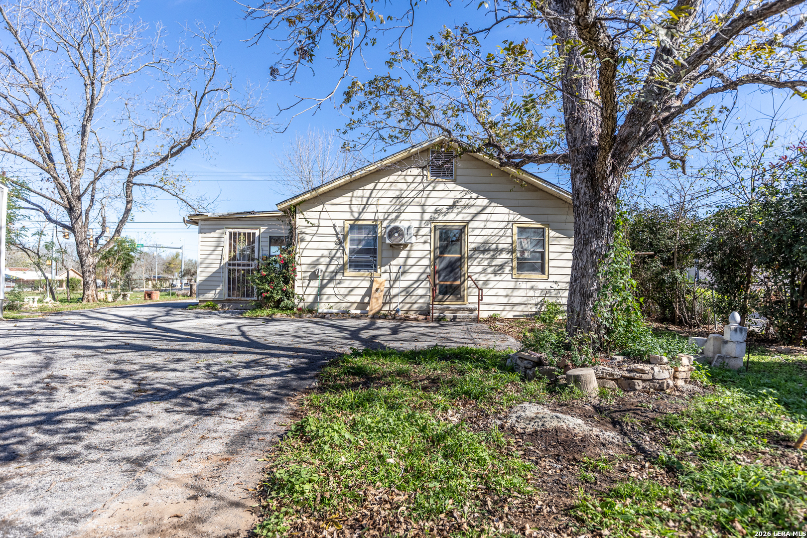 905 4th Floresville TX 78114