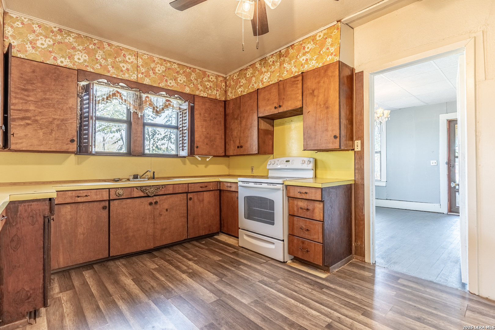 905 4th Floresville TX 78114