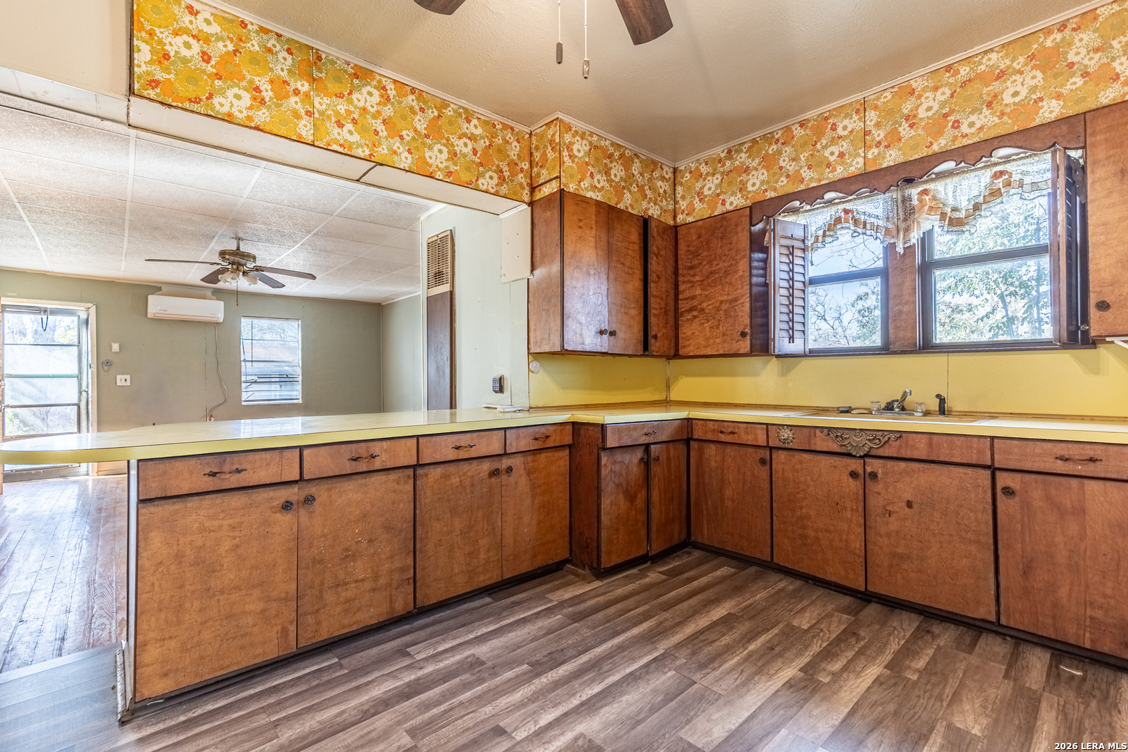 905 4th Floresville TX 78114